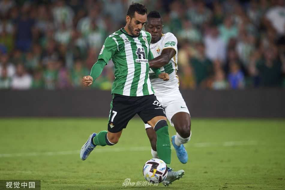 皇家贝蒂斯全队赛后围拢在一起相互鼓劲，球员们手臂搭着肩膀，低头凝聚，展现强大的团队精神