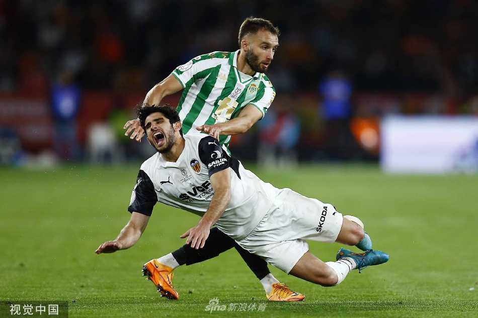 点球大战中，年轻的瓦伦西亚中场尤努斯·穆萨罚出的点球高高飞出门框，他双手抱头跪倒在草地上，背影充满了绝望与懊悔，这一瞬间决定了冠军的最终归属。