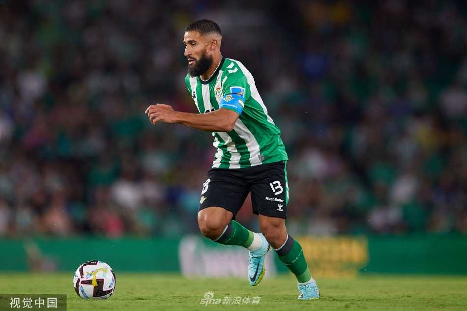 贝蒂斯中锋博尔哈·伊格莱西亚斯高高跃起，力压埃尔切后卫争抢头球，双方身体激烈对抗，瞬间充满力量感