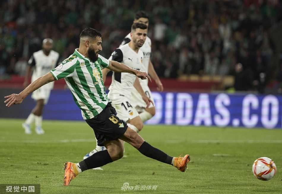 皇家贝蒂斯全队簇拥着国王杯冠军奖杯疯狂庆祝，绿色与白色的彩带如雨般从塞维利亚奥林匹克球场上空飘落，球员们激动的脸庞上写满了十七年等待终结的狂喜与释放。