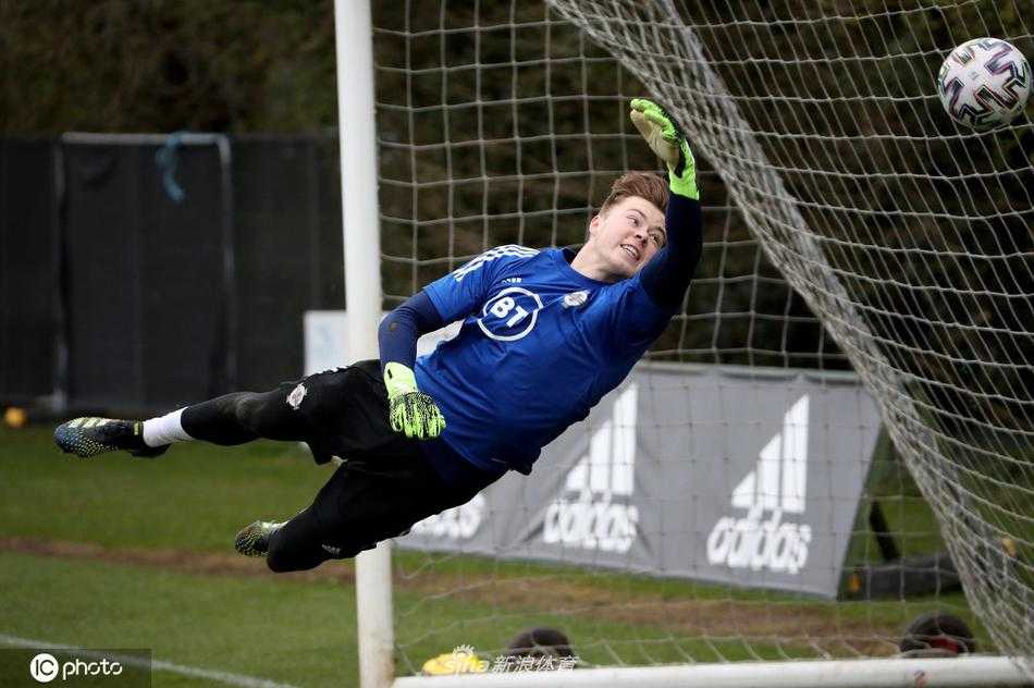 北爱尔兰球员在训练中露出灿烂笑容，轻松的热身环节让团队氛围充满活力与凝聚力