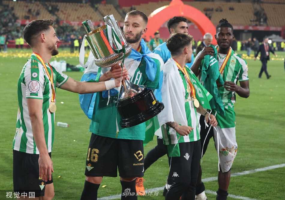 老队长华金被激动的队友们高高抛向空中，他张开双臂，仰面望向夜空，脸上洋溢着幸福与释然的笑容，这一刻他十七年的坚守得到了最丰厚的回报。