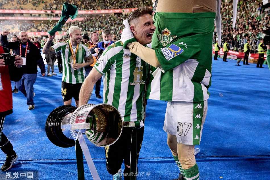 皇家贝蒂斯的绿色浪潮席卷看台，数万名球迷挥舞着围巾齐声高歌，巨大的Tifo缓缓展开，整个奥林匹克球场化作一片沸腾的绿白森林，场面极为震撼。