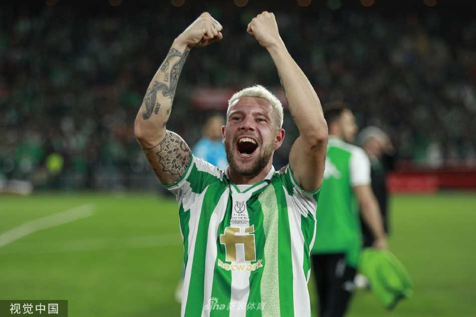 贝蒂斯主帅佩莱格里尼与门将布拉沃并肩而立，共同举起璀璨的国王杯奖杯，两人脸上带着智利同胞默契的笑容，象征着团队智慧与坚韧防守带来了最终的胜利。