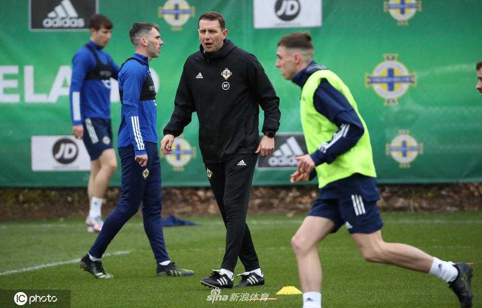 主教练神情专注地向弟子们面授机宜，手势坚定，战术板上的线路是球隊致勝的關鍵