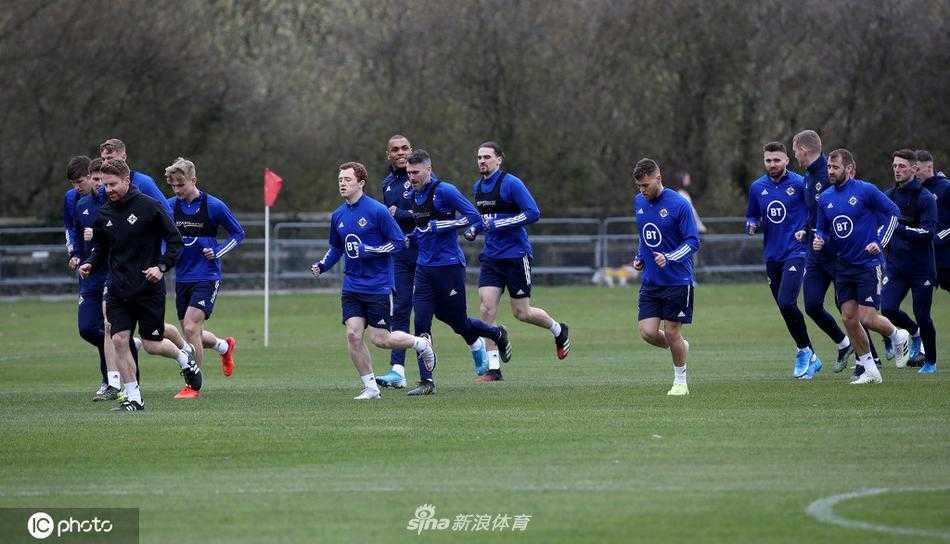 门将飞身侧扑，将皮球拒之门外，矫健的身姿宛如球门线上不可逾越的城墙