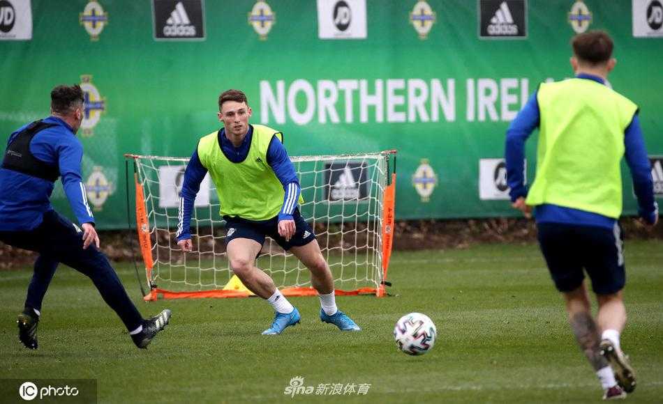 两名北爱尔兰球员在训练中进行激烈拼抢，脚下的皮球成为他们荣誉與鬥志的焦點