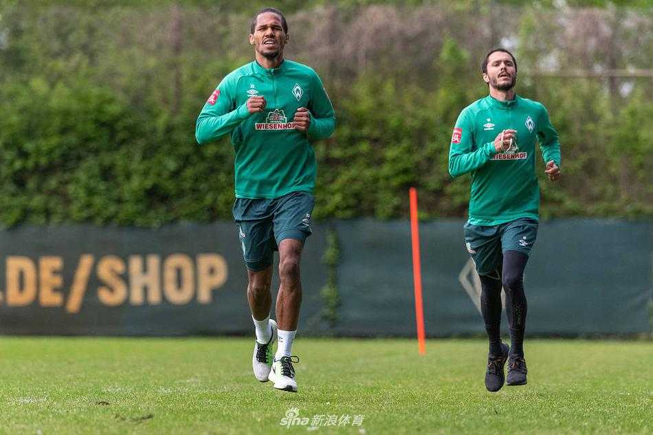 训练结束后，球员们隔着距离列队拉伸，默契的秩序感成为疫情期间独特的风景线