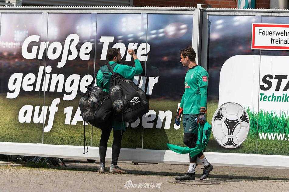 不莱梅球员在训练中腾空跃起，争抢头球，动作舒展充满力量感