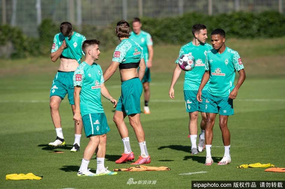 烈日下，两名不莱梅球员正在进行激烈的拼抢，其中一人高高跃起，汗水在空中划出晶莹的弧线，这不仅是体能的较量，更是对主力位置的渴望与宣誓。