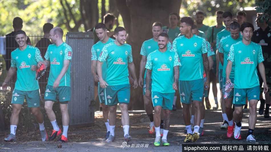 云达不莱梅的球员们在训练场上拉出一张巨大的绿色阻力伞，仿佛要与迎面而来的逆风对抗，正如他们刚刚挣脱降级泥潭，正全力冲刺充满挑战的新赛季。
