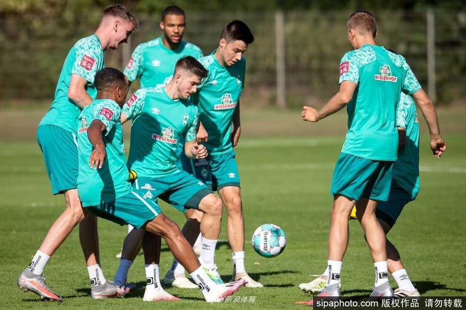 训练场边，主帅科菲尔特双手抱胸，目光如炬。他身后的替补席空空荡荡，但他的脑海中早已为新赛季的每一次换人、每一种阵型推演了无数遍，试图为这支老牌球队注入新的生命力。