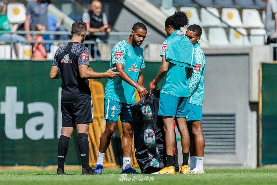 门将舒展身躯奋力扑救，双手稳稳挡出来自队友的劲射，飞扬的草屑和专注的眼神勾勒出训练场上无声的战役。