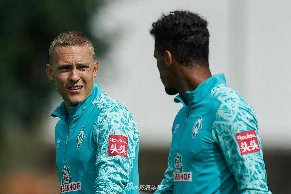 队长袖标的佩戴者神情严峻地指挥着防线站位，手势坚定有力，仿佛在无声地传递着新赛季不再轻易丢球的誓言。