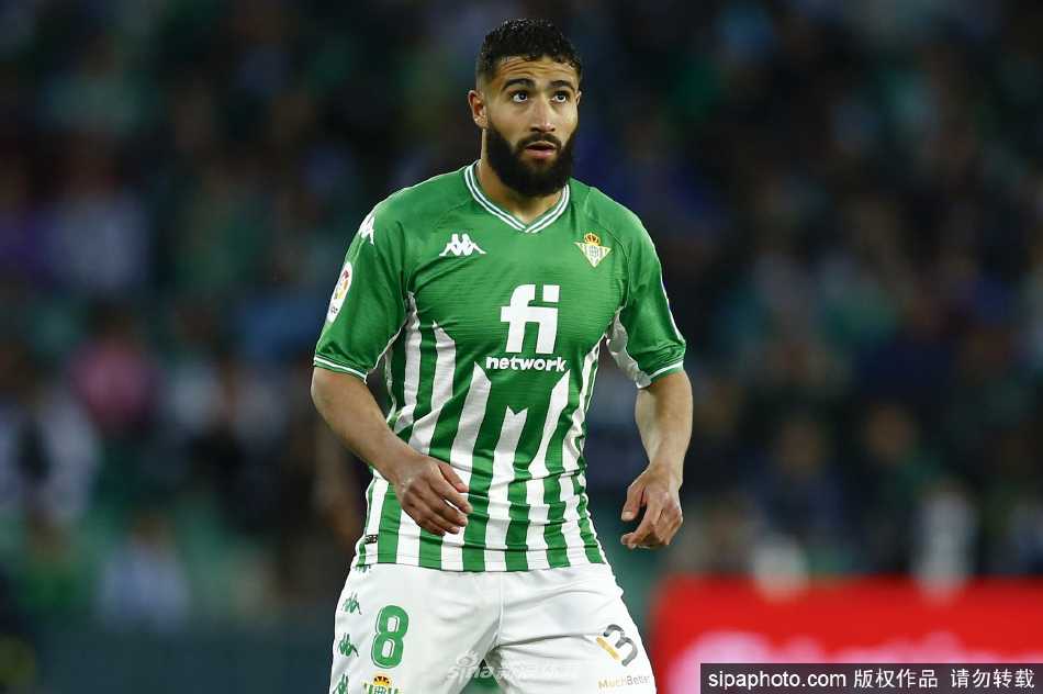 埃尔切球员莫伦特攻入制胜一球后，张开双臂在贝尼托·比拉马林球场飞奔庆祝，留下主场球迷错愕的瞬间