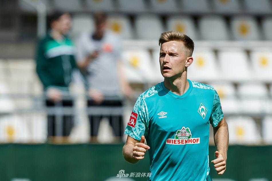 训练结束后，几名球员肩并肩走向场边，汗水浸透了球衣，但彼此间的谈笑透露出融洽的队内氛围和备战信心。