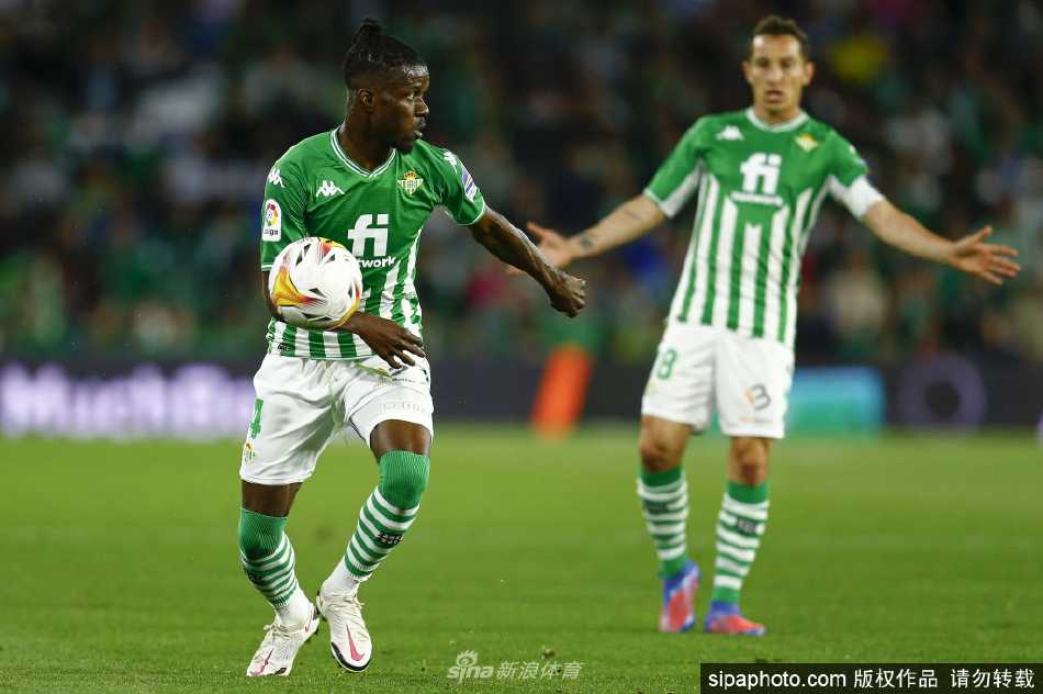贝蒂斯核心费基尔带球突破，遭遇埃尔切两名防守球员的左右夹击，陷入重围难以脱身