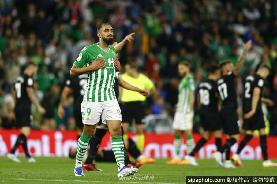 埃尔切门将巴迪亚飞身跃起，单掌将贝蒂斯一记势在必得的射门托出横梁，力保球门不失