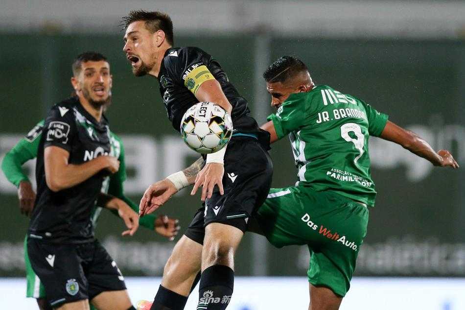 绿白相间的球衣在夜色灯光下格外醒目，进球功臣保利尼奥握拳怒吼，青筋暴起，尽情宣泄着心中的压力与喜悦，周围的队友纷纷上前分享他的激动。