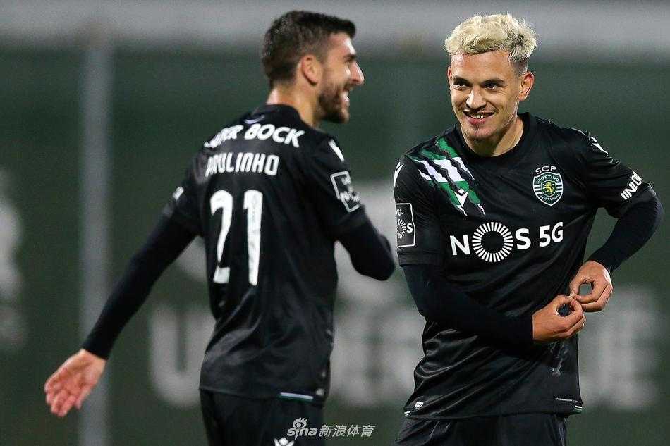 里斯本竞技球员围成一团激情庆祝，佩德罗·贡萨尔维斯张开双臂成为焦点，队友们从四面八方涌来，喜悦之情如同绿白相间的海浪般层层叠叠。