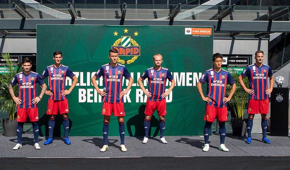 在聚光灯的照耀下，维也纳快速的新款主场球衣熠熠生辉，经典的绿白配色与复古的剪裁，仿佛将球队上世纪三十年代的荣耀带回了现代。