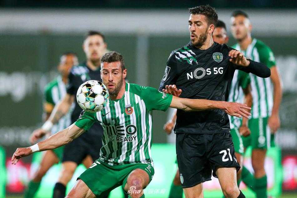 科茨和队友在防守中合力拦截对方带球突破的球员，三人形成一道密不透风的屏障，展现了球队钢铁般的防守意志和默契的协防配合。