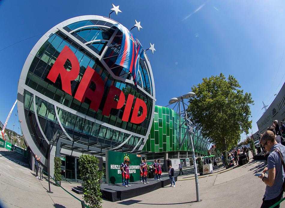 另一位模特展示新赛季球衣的侧面细节，流畅的线条勾勒出运动员挺拔的身姿，球衣面料的质感在自然光下清晰可见，展现了传统与科技的结合。