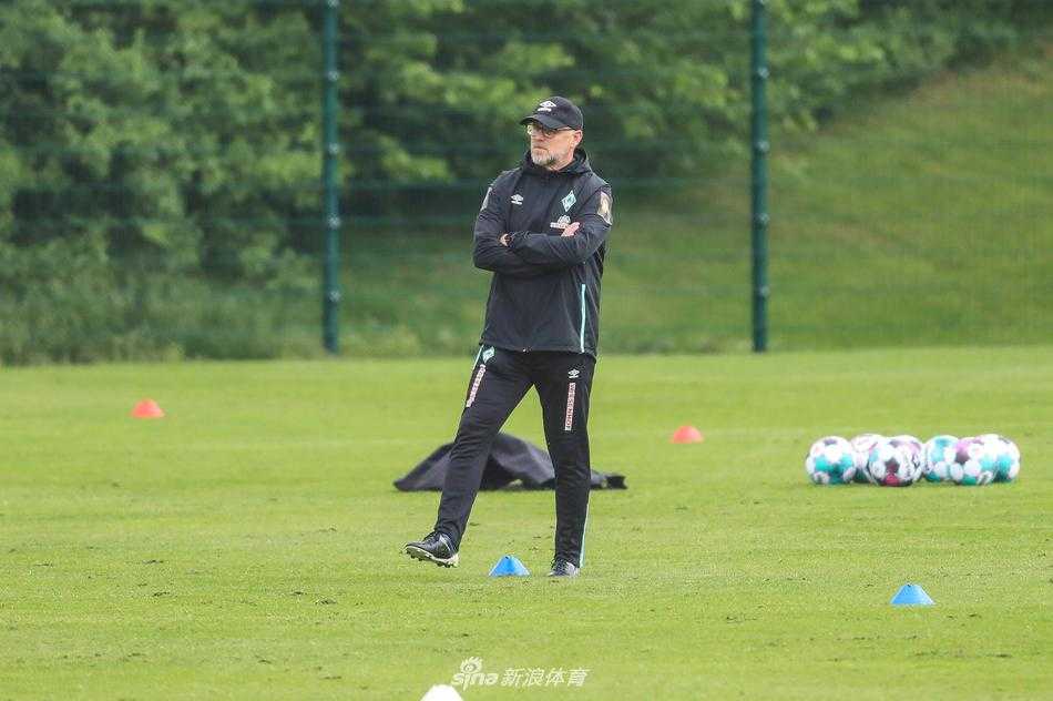 训练场的另一侧，门将舒展身体飞身扑救，定格在空中的瞬间仿佛一只展翅的雄鹰，他用最极致的方式守护着球队最后的尊严与底线。