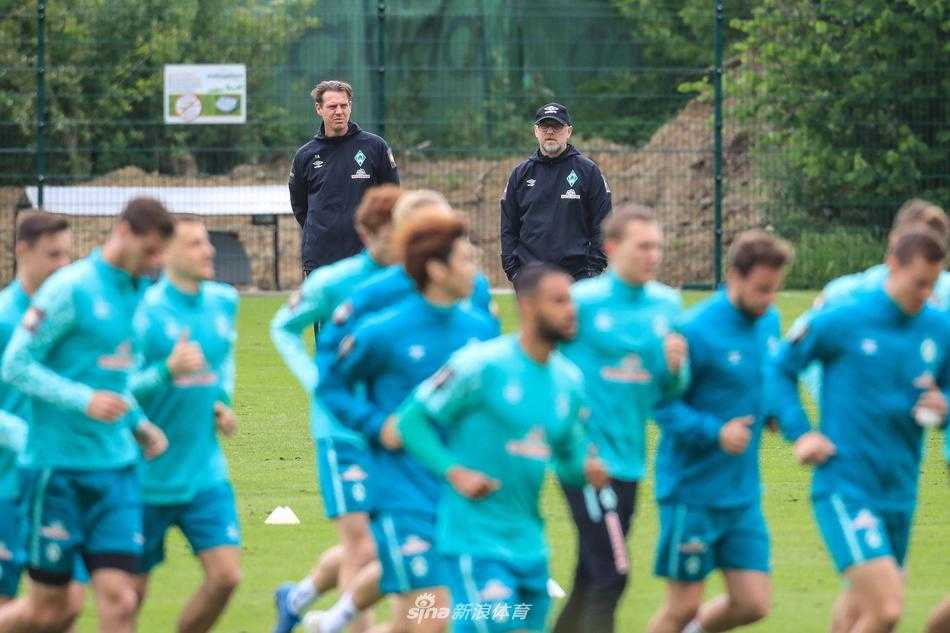 威悉河畔的黄昏下，不来梅将士们围成紧密的圆圈，主教练正在进行最后的战术部署，每个人的眼神都像即将出征的战士般坚毅而专注。