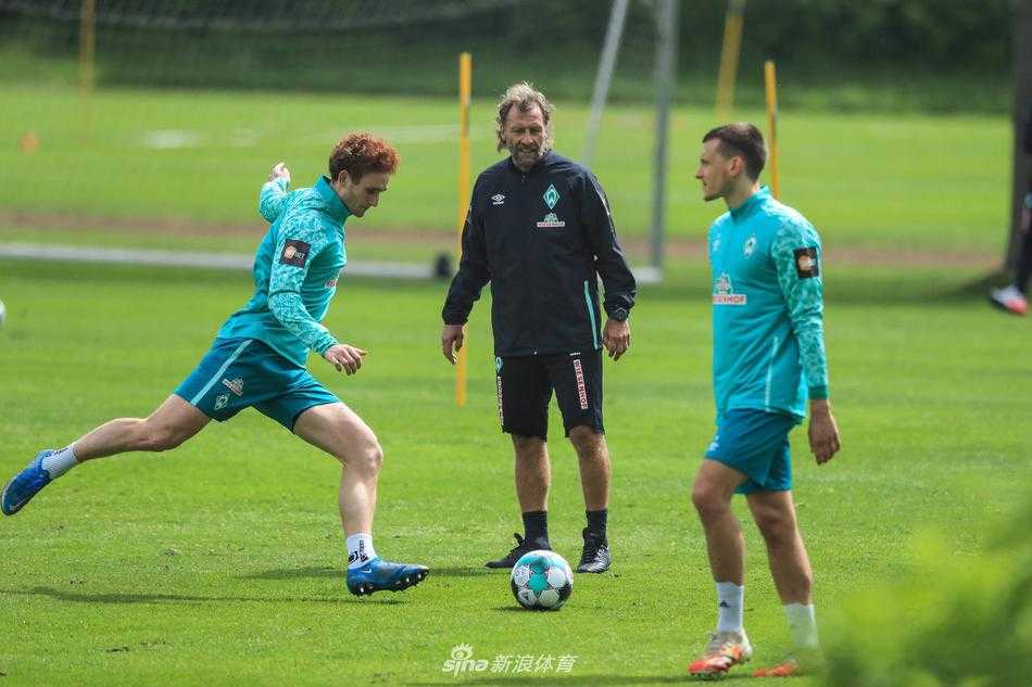 阳光穿过云层洒在训练场上，一名球员正在全神贯注地进行盘带练习，他脚下的皮球仿佛被赋予生命，伴随着他急促的呼吸在绿茵上画出求生的轨迹。