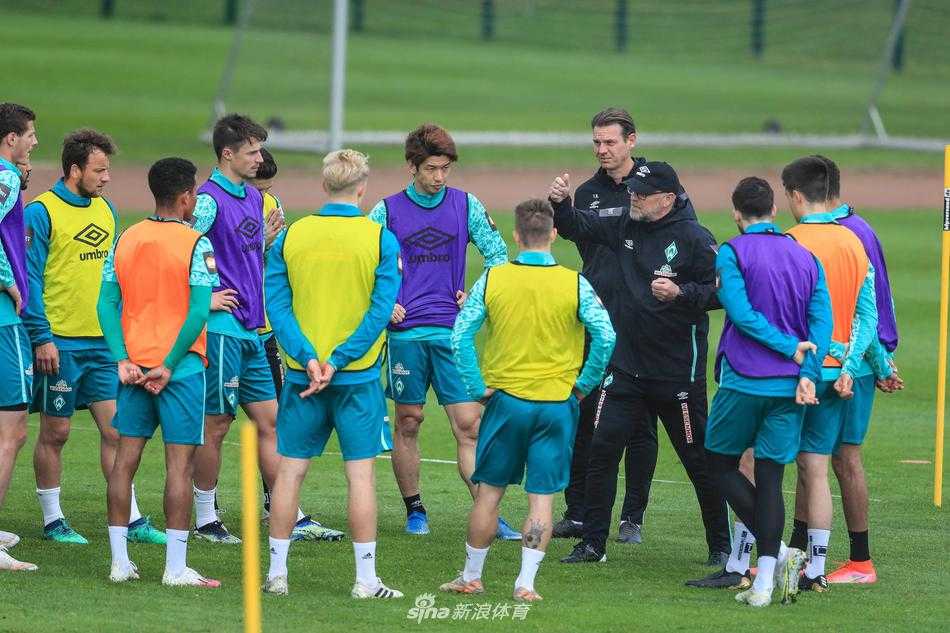 训练结束后，两名球员肩并肩走向场边，汗水浸透了他们的球衣，夕阳拉长了他们的背影，这幅画面充满了史诗感，记录着保级路上最真实的一幕。