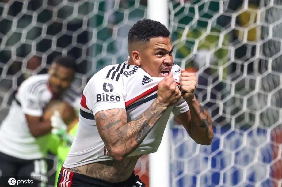 圣保罗门将飞身扑救力保球门不失，成为球队在逆境中坚守希望的关键支柱。