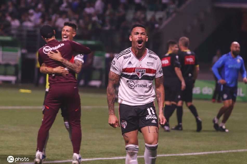 帕尔梅拉斯球员在开场进球后激情相拥庆祝，安联公园球场瞬间被主场球迷的绿色海洋所淹没。