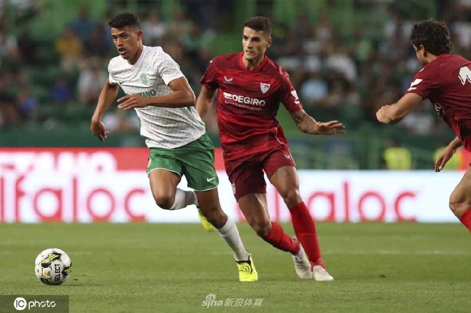 塞维利亚核心球员在中场遭遇葡萄牙体育队员的贴身紧逼，双方寸土必争
