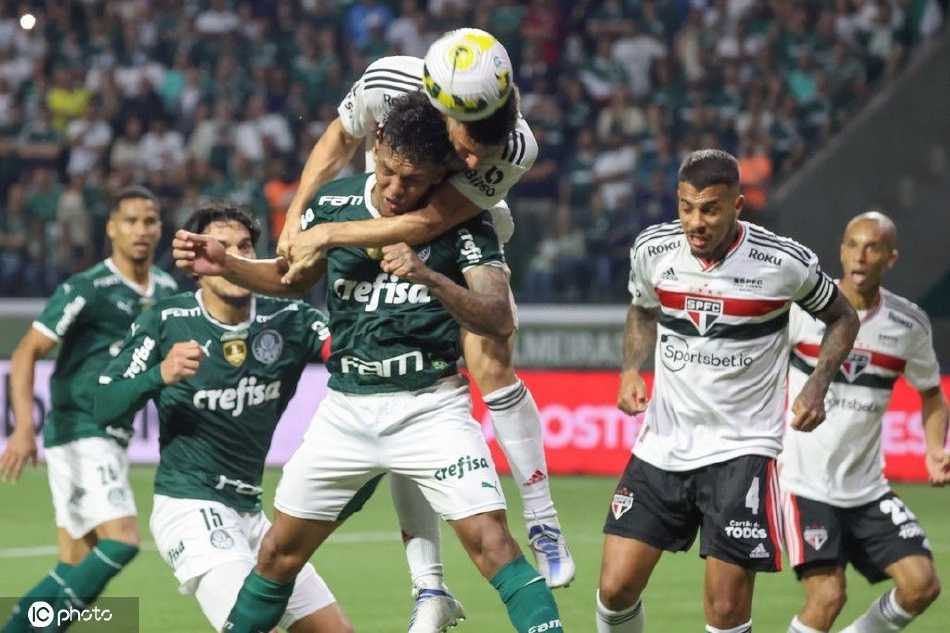 终场哨响，圣保罗全队疯狂冲入场内拥抱庆祝，替补席化为一片欢腾的红色海洋。