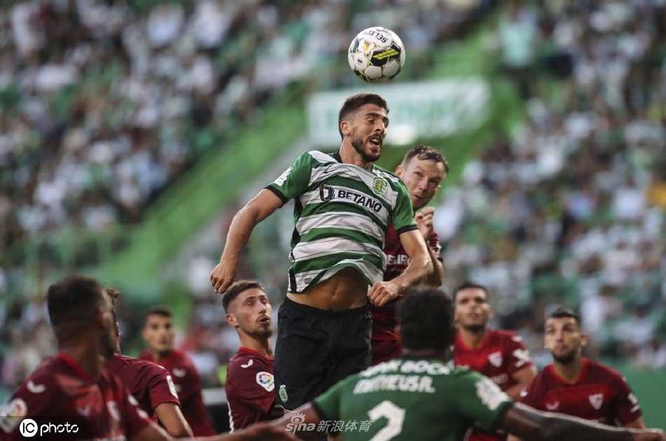 阿尔瓦拉德球场灯火通明，绿白旗帜翻涌如海，双方球员在球迷山呼海啸的助威声中步入赛场