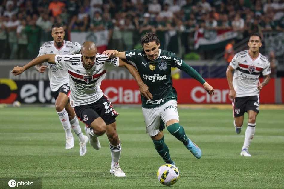 点球决胜时刻，圣保罗球员屏息凝神注视队友主罚，紧张与期待的情绪在空气中凝固。