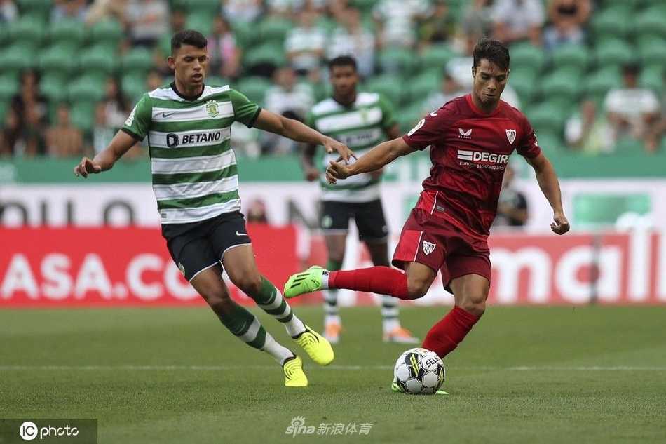 葡萄牙体育前锋保利尼奥破门瞬间，足球应声入网，身后是塞维利亚门将绝望的目光