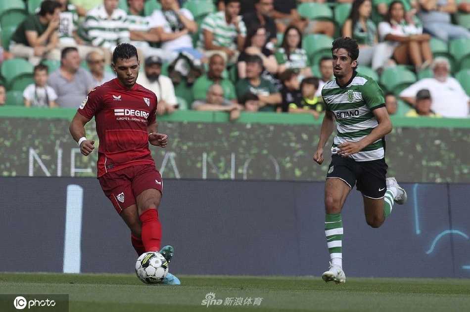 塞维利亚球员庆祝首开纪录的进球，队员们在客队看台前激情相拥