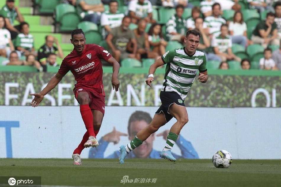 比赛结束后，双方球员相互握手致意，交换球衣，体现友谊赛的交流精神