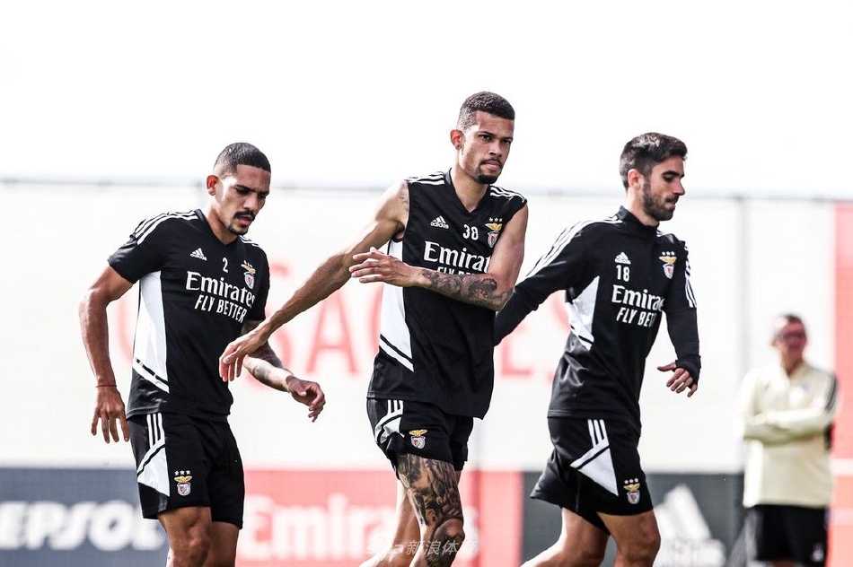 后防核心奥塔门迪正在指挥防线，他张开双臂，大声呼喊队友保持阵型，领袖气质展露无遗，是球队后场最坚固的磐石。