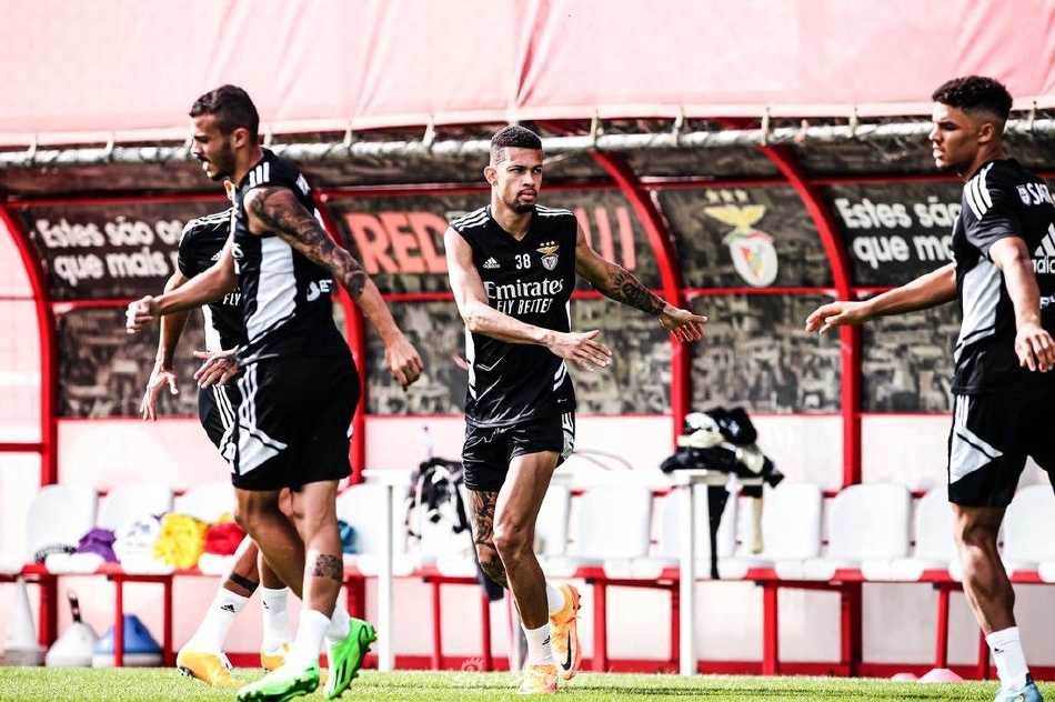 拉法·席尔瓦与若昂·马里奥在对抗训练中并肩奔跑，两人目光交汇，瞬间的默契尽在不言中，仿佛已预演了下一个进球配合。