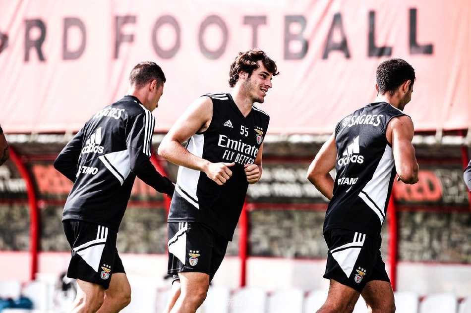 年轻前锋贡萨洛·拉莫斯进行冲刺训练，他健步如飞，球衣在风中鼓动，眼神坚毅地望向前方，充满了对进球的无限渴望。