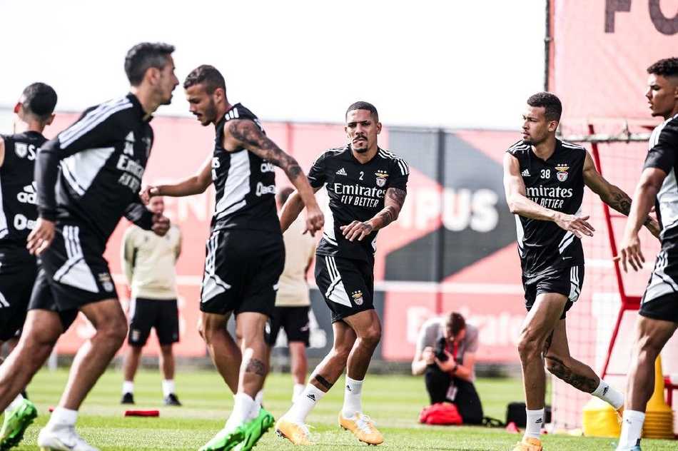 边后卫格里马尔多完成一次精准传中后驻足观望，皮球在空中划出美妙弧线，他的姿态充满自信，仿佛已看到中路队友将球顶入网窝。