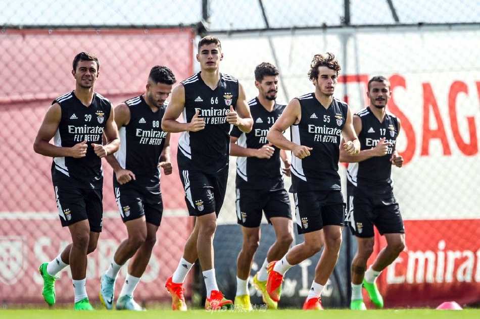 训练结束后，全队成员围成一圈相互鼓舞，手臂搭在彼此肩上，低头凝神，形成一个团结无畏的整体，准备迎接新的战斗。