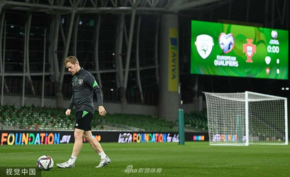 爱尔兰球员们在寒风中认真地进行着赛前热身，他们呼出的白气和专注的眼神，预示着对胜利的渴望。