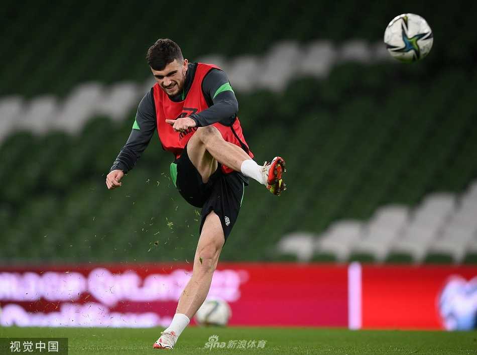 队长袖标在球员粗壮的手臂上格外醒目，他在发布会上目光如炬，声音洪亮地代表着全队向球迷许下全力以赴的诺言。