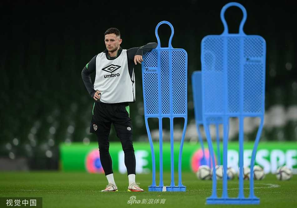 训练结束后，全体队员和教练组紧紧围成一圈，高喊着激励的口号，团队的力量在这一刻凝聚。