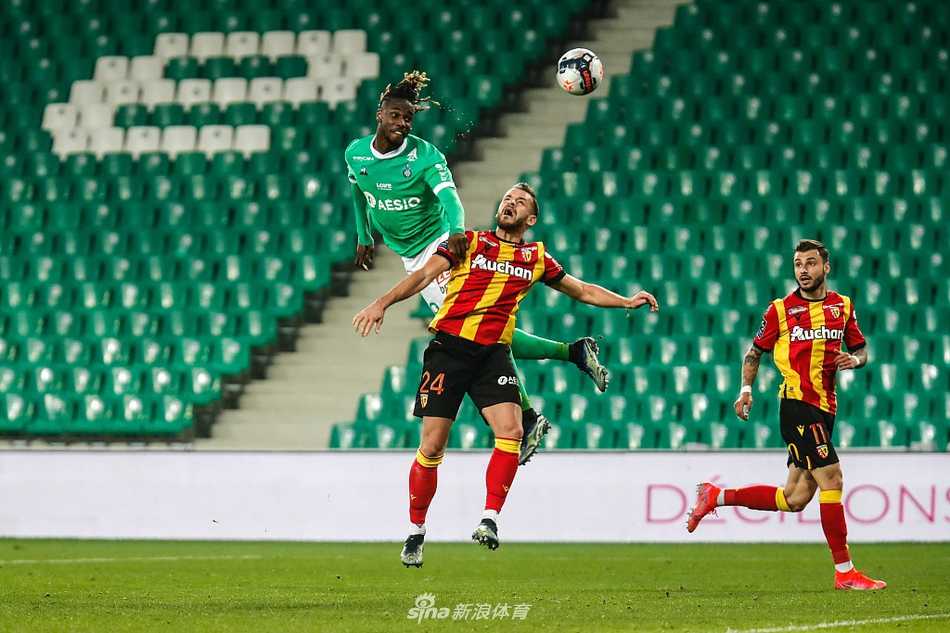 进球后的朗斯球员弗洛里安·索托卡紧握双拳，怒吼着庆祝点球破门，他的身后是黯然神伤的圣埃蒂安门将穆兰。