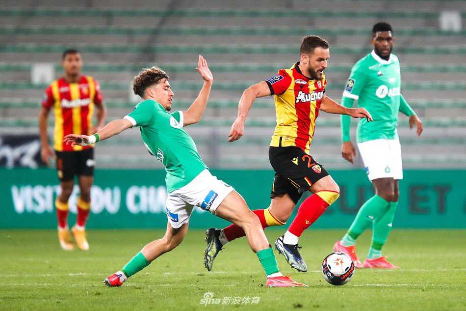 圣埃蒂安的哈罗尔德·莫高迪在人群中高高跃起，一记势大力沉的头槌攻门，足球如炮弹般直窜网窝，点燃了绿色的希望。